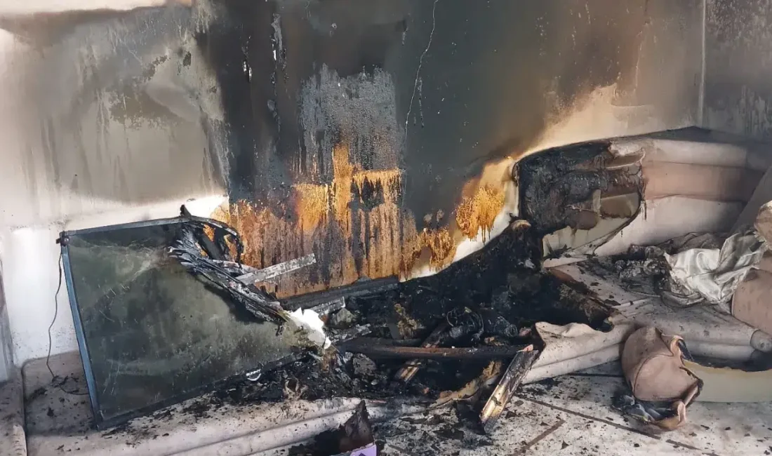 Hakkari’nin Durankaya beldesinde bir evde soba bacasından çıkan yangın büyük