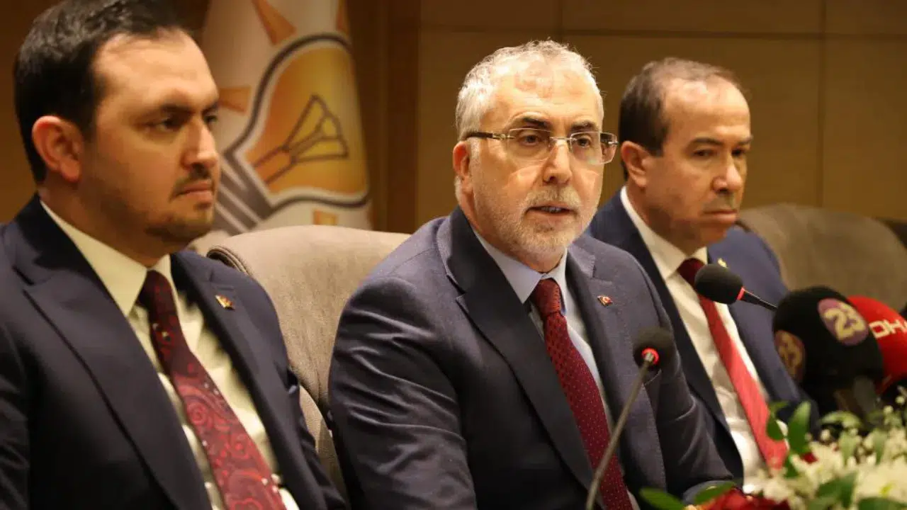 Çalışma ve Sosyal Güvenlik Bakanı Vedat Işıkhan, Elazığ’da katıldığı programda