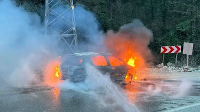 Artvin Borçka-Hopa karayolu üzerinde seyir halindeyken aniden yanmaya başlayan otomobil