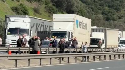 Kocaeli’de iki tırın çarpışması sonucu meydana gelen feci kaza Anadolu