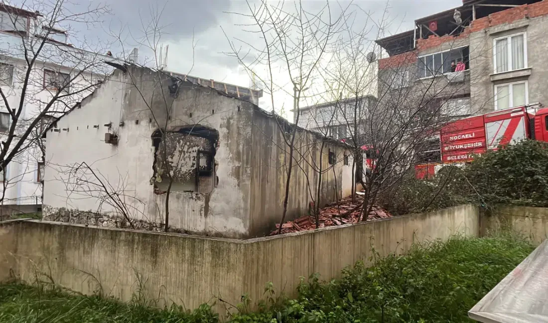 Kocaeli’nin Gebze ilçesinde yer alan metruk bir binadan yükselen alevler