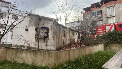 Kocaeli’nin Gebze ilçesinde yer alan metruk bir binadan yükselen alevler