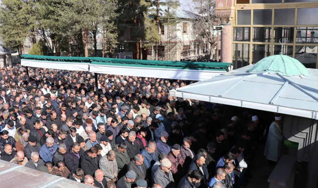 Erzurum’un Oltu ilçesinde sürücüsünün kontrolünden çıkan bir motosikletin otomobile çarpması