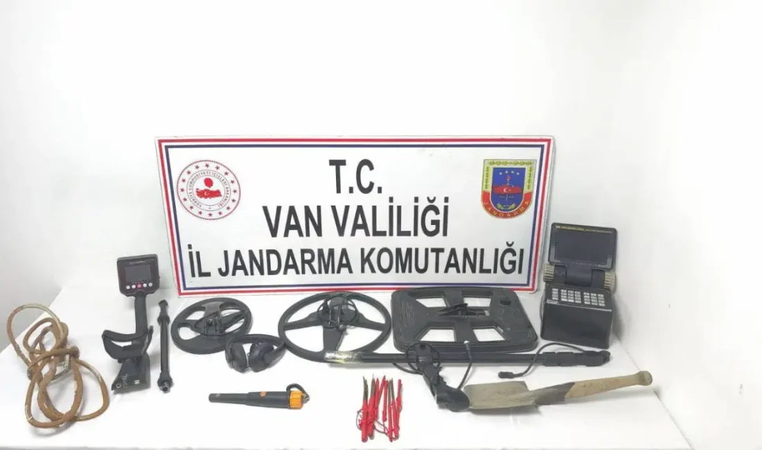 Van’ın Tuşba ilçesinde gizlice kazı yürüten 3 kişi suçüstü yakalanırken,