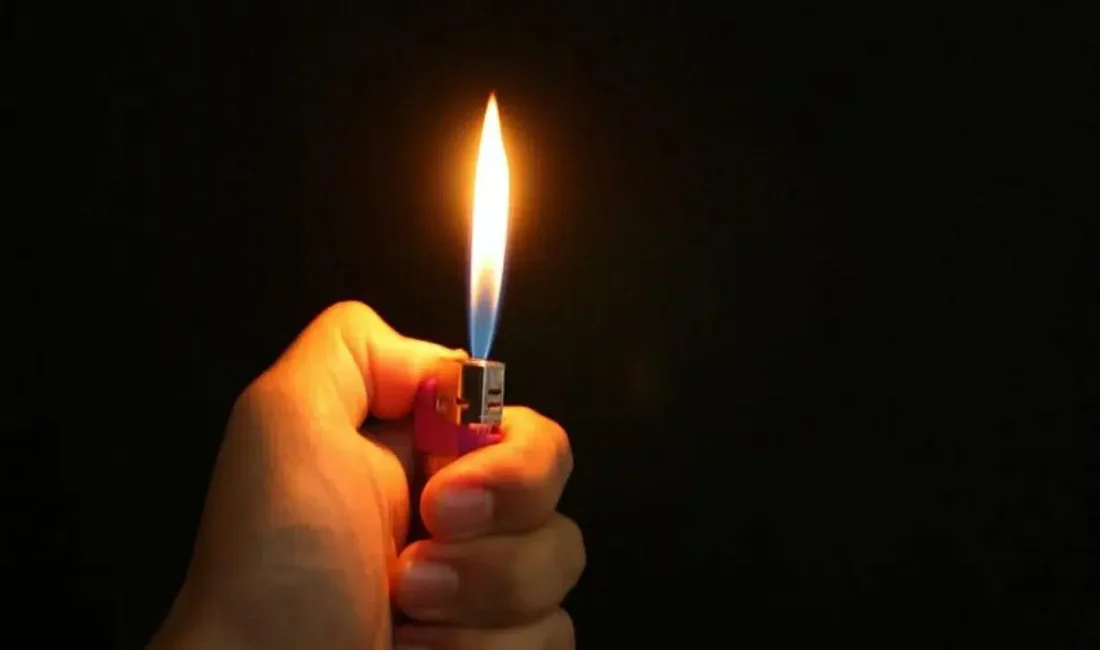 Erzurum’da evinde çakmak doldurmaya çalışan 19 yaşındaki genç, gaz tüpünün