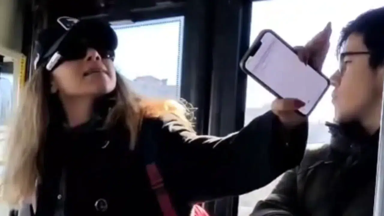 İstanbul’da bir halk otobüsünde kendisini Cumhuriyet Savcısı olarak tanıtarak bir