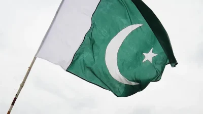 Pakistan’da ters yönde ilerlediği tespit edilen bir yolcu otobüsünün tırla