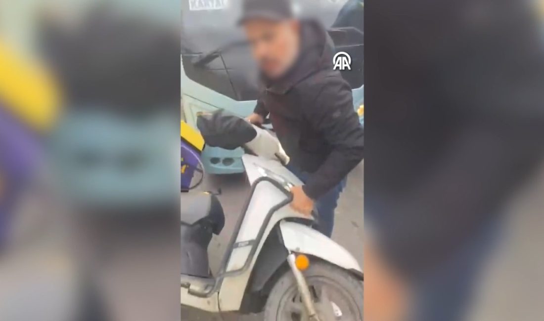 İstanbul Kartal’da yeşil ışığın yanmasına rağmen hareket etmeyen minibüs şoförü