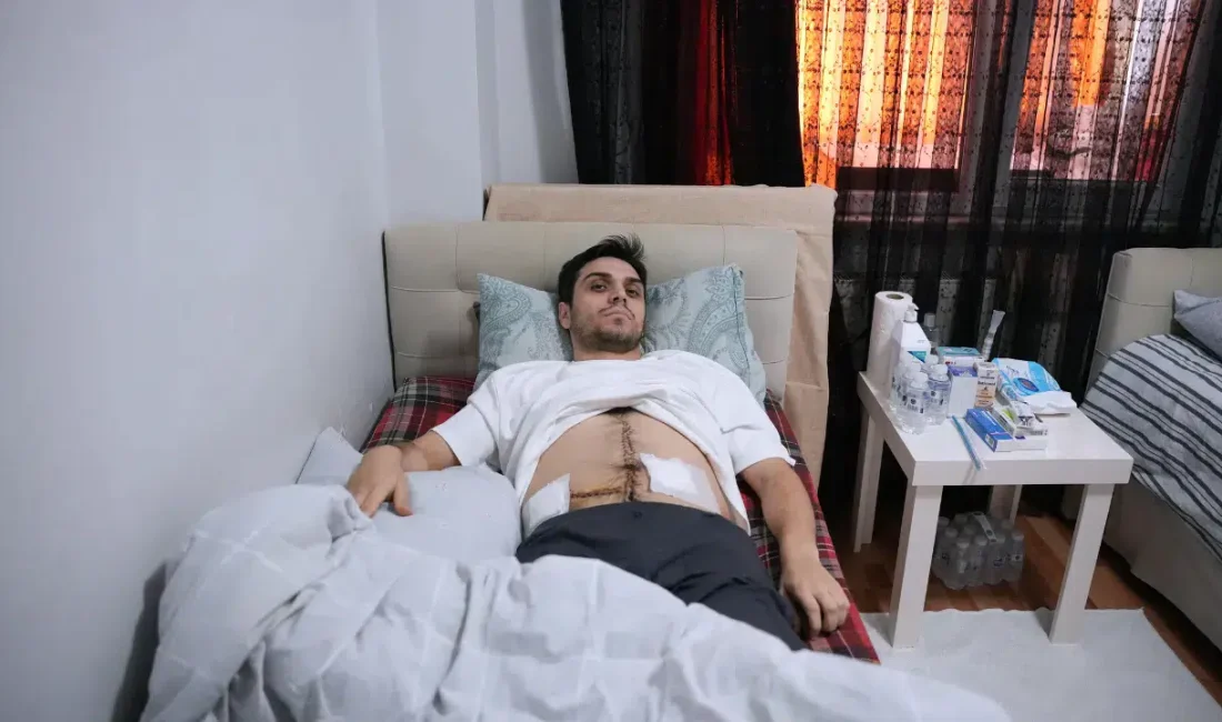 İstanbul Bağcılar’da metro çıkışında darbedilen bir çocuğu kurtarmaya çalışırken bıçaklanarak