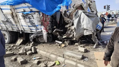 Şanlıurfa’nın Eyyübiye ilçesinde freninin patladığı iddia edilen bir kamyonun adeta