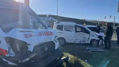 Bingöl’de seyir halindeki bir ambulans ile içerisindeki hastanın yakını tarafından
