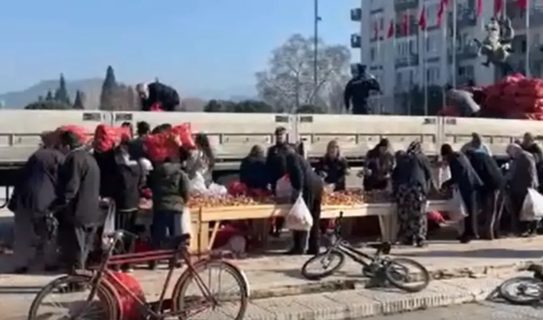 Aydın’ın İncirliova ilçesinde hayırsever bir esnafın girişimiyle dağıtılan bir tır