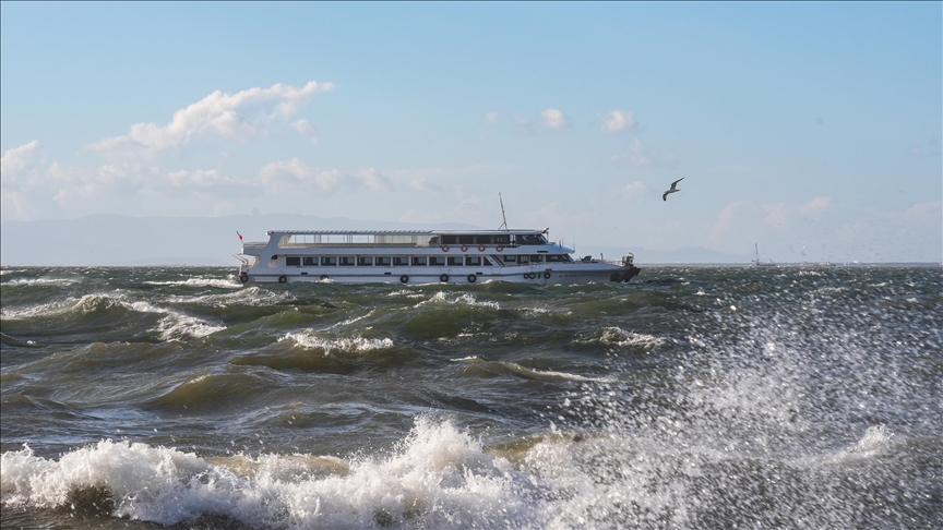 Ege ve Marmara bölgelerinde etkisini artıran şiddetli lodos, deniz ulaşımında