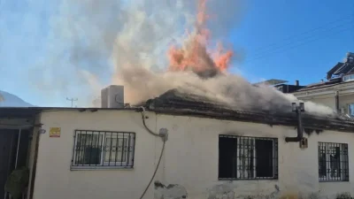 Muğla’nın Fethiye ilçesinde akşam saatlerinde yükselen alevler büyük paniğe neden
