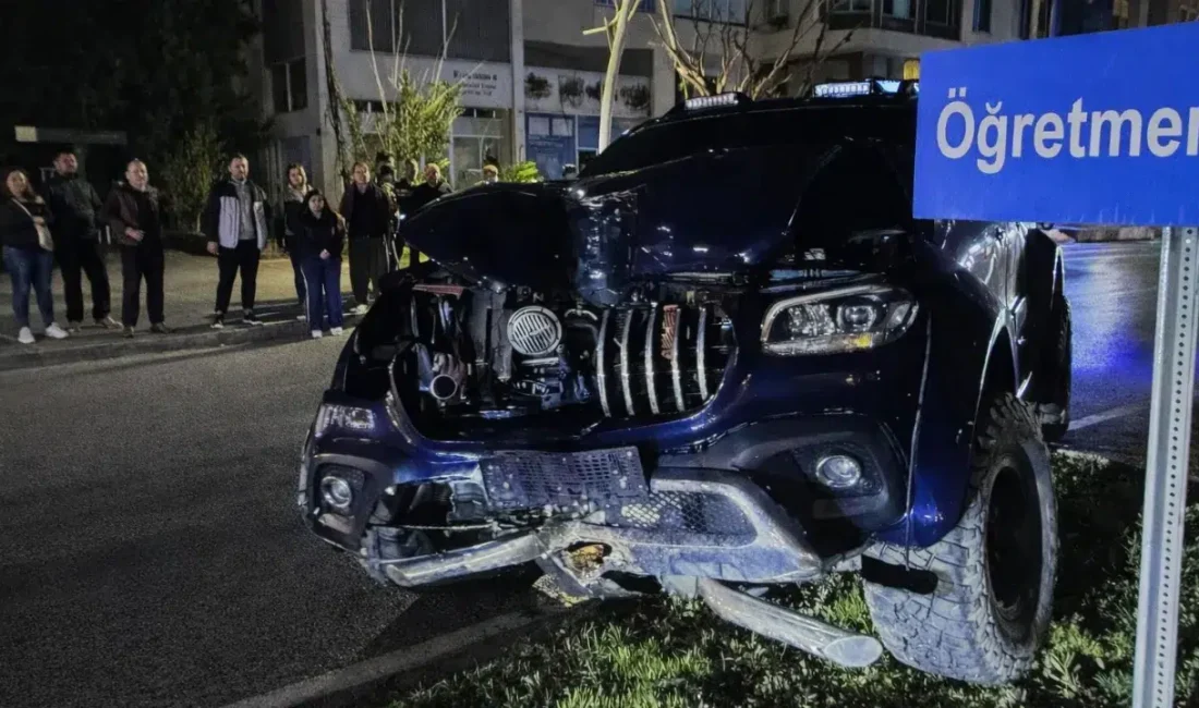 Antalya’nın Gazipaşa ilçesinde kontrolden çıkarak refüjdeki palmiye ağacına çarpan otomobil