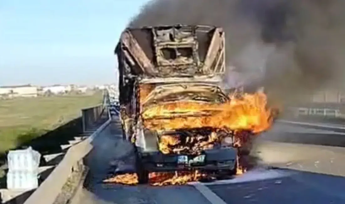 Tekirdağ’da yolda ilerleyen bir kamyonetin motor kısmından yükselen alevler ortalığı