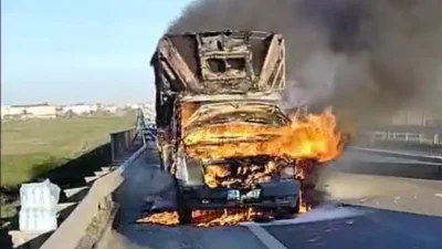 Tekirdağ’da yolda ilerleyen bir kamyonetin motor kısmından yükselen alevler ortalığı