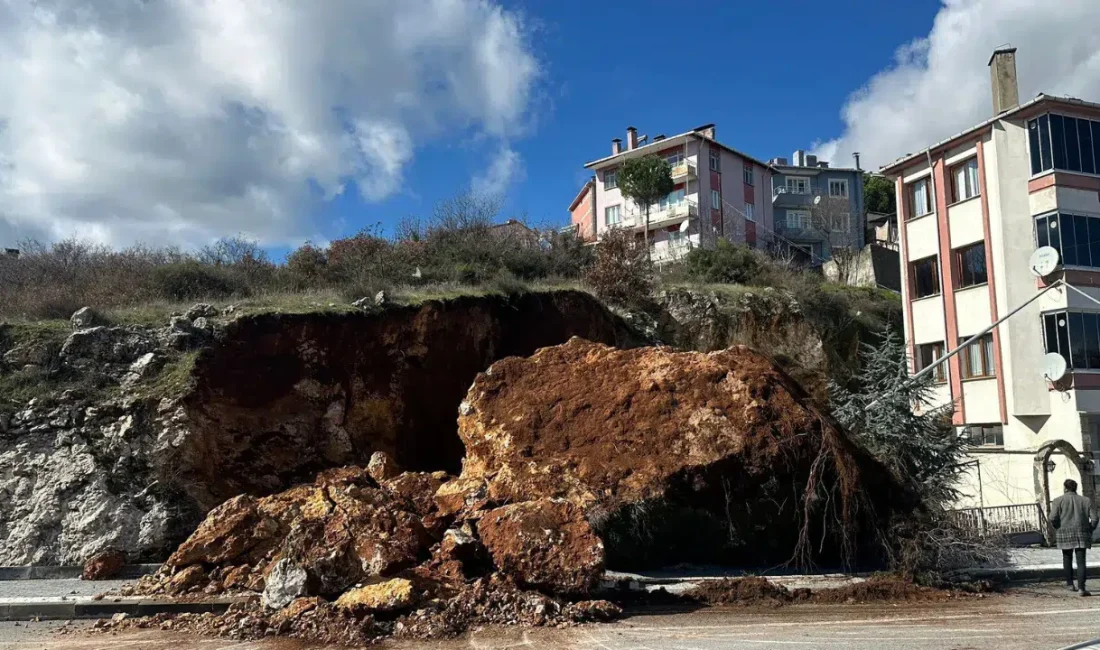Balıkesir’in Dursunbey ilçesinde etkili olan sağanak yağışların ardından yamaçtan kopan