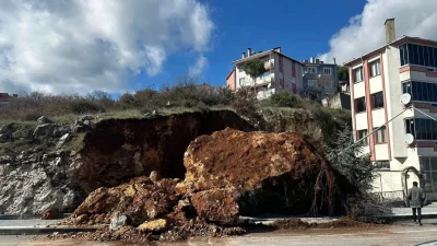 Balıkesir’in Dursunbey ilçesinde etkili olan sağanak yağışların ardından yamaçtan kopan