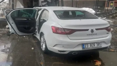 Bingöl-Elazığ kara yolunda seyir halindeki bir otomobilin kontrolden çıkarak yol