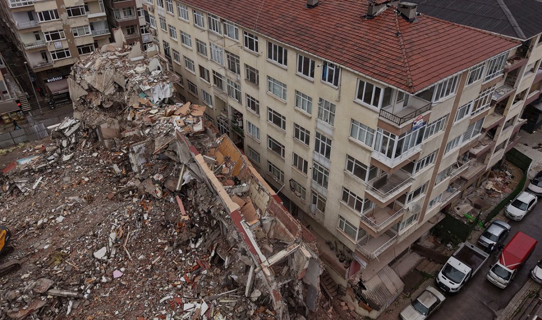 Küçükçekmece’de kentsel dönüşüm kapsamında yürütülen bina yıkımı sırasında korku dolu