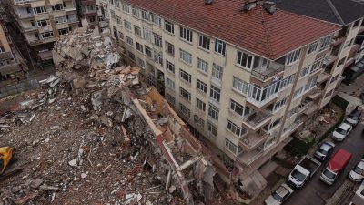 Küçükçekmece’de kentsel dönüşüm kapsamında yürütülen bina yıkımı sırasında korku dolu