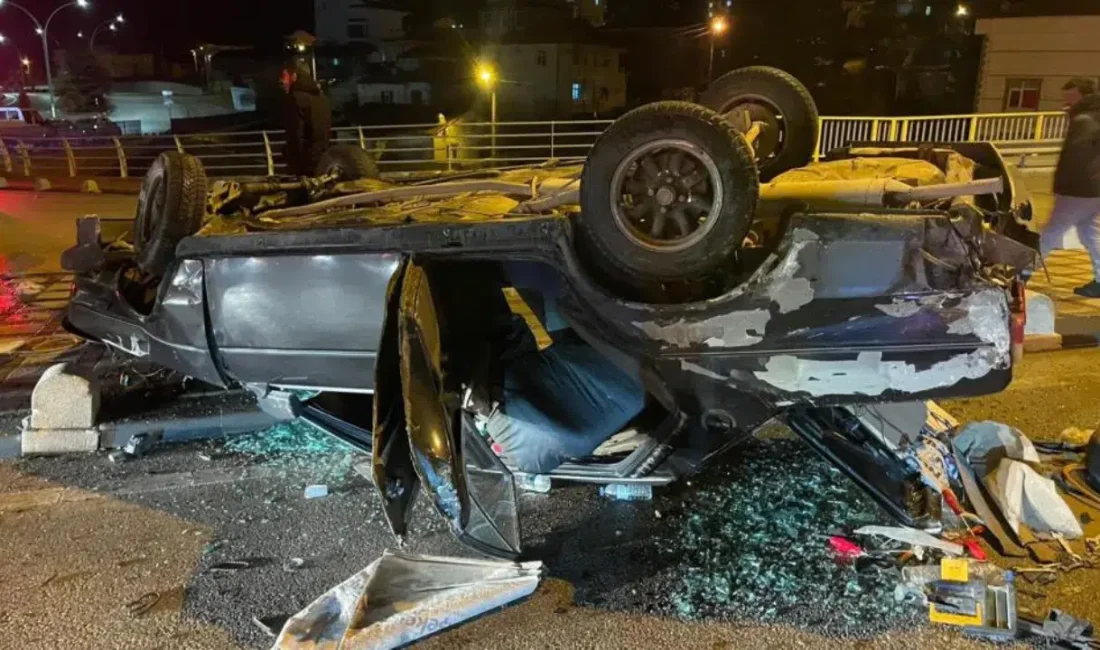 Karaman’da kavşakta meydana gelen feci kazada Tofaş marka otomobil adeta