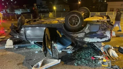 Karaman’da kavşakta meydana gelen feci kazada Tofaş marka otomobil adeta