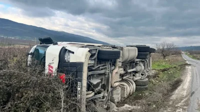 Bilecik’in Osmaneli ilçesinde seyir halindeki bir tırın direksiyon hakimiyetini kaybetmesi