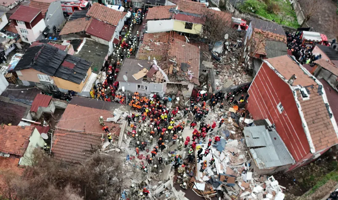 İstanbul Fatih’te meydana gelen bina çökmesi faciasında ekiplerin yoğun mesaisi