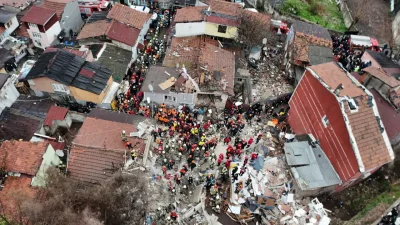 İstanbul Fatih’te meydana gelen bina çökmesi faciasında ekiplerin yoğun mesaisi