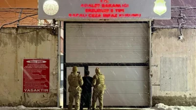 Erzurum ve Bitlis merkezli gerçekleştirilen eş zamanlı jandarma operasyonlarında, düzensiz