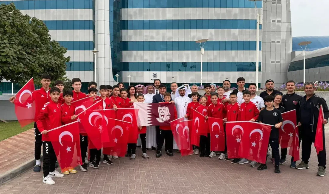 Katar’da düzenlenen futbol turnuvasına katılmak için yola çıkan ancak organizasyon