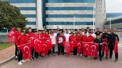 Katar’da düzenlenen futbol turnuvasına katılmak için yola çıkan ancak organizasyon