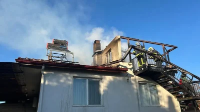 Denizli’nin Buldan ilçesinde bir evin çatısında çıkan yangın mahalle sakinlerine