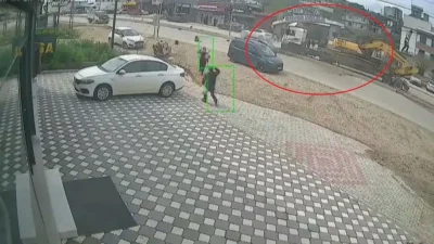 Hatay’ın Defne ilçesinde kontrolden çıkan iş makinesi yüklü tırın, kırmızı