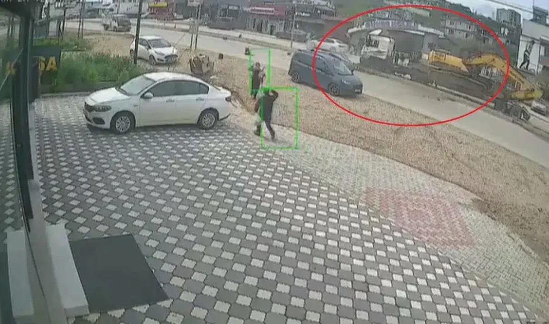 Hatay’ın Defne ilçesinde iş makinesi yüklü ağır tonajlı bir tırın