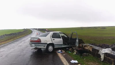 Siverek-Şanlıurfa karayolunda kontrolden çıkan otomobilin köprü bariyerlerine çarpması sonucu ortalık