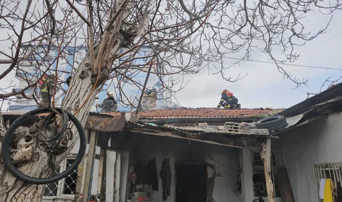 Kayseri’nin Kocasinan ilçesinde bir müstakil evden yükselen alevler tüm mahalleyi