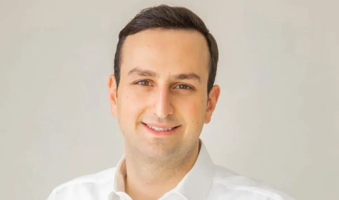 Adana doğumlu olan ve siyaset basamaklarını henüz genç yaşlarda tırmanmaya