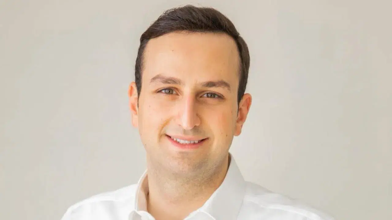 Adana doğumlu olan ve siyaset basamaklarını henüz genç yaşlarda tırmanmaya