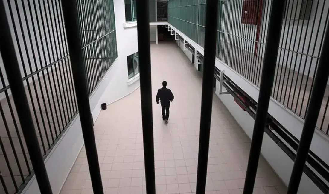 İzmir’de öz çocuğunun boğazına bıçak dayayarak eşini tehdit eden Ş.A.’nın