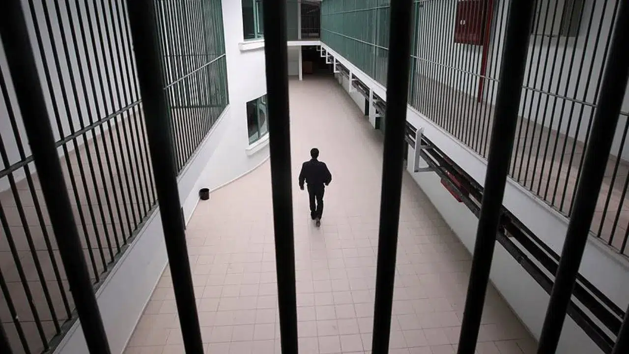 İzmir’de öz çocuğunun boğazına bıçak dayayarak eşini tehdit eden Ş.A.’nın