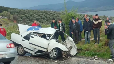 Manisa’nın Alaşehir ilçesinde otomobil ile canlı hayvan taşıyan tırın çarpışması