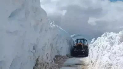 Bitlis’in Hizan ilçesinde etkili olan kar yağışının ardından düşen çığ