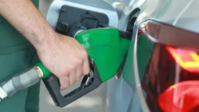 Küresel petrol piyasalarındaki hareketlilik akaryakıt pompalarına doğrudan yansırken, dünya genelindeki