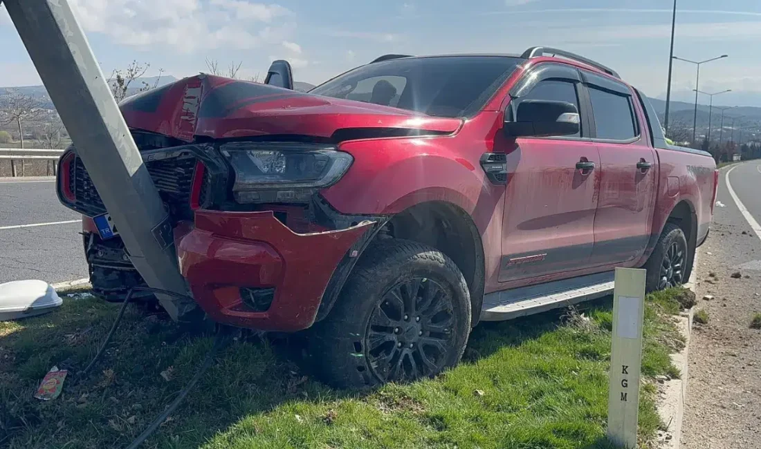 Elazığ’da seyir halindeki bir kamyonetin kontrolden çıkarak refüjdeki aydınlatma direğine