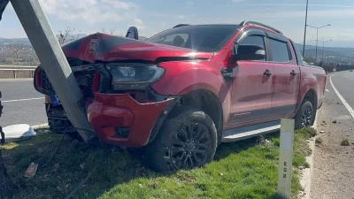 Elazığ’da seyir halindeki bir kamyonetin kontrolden çıkarak refüjdeki aydınlatma direğine