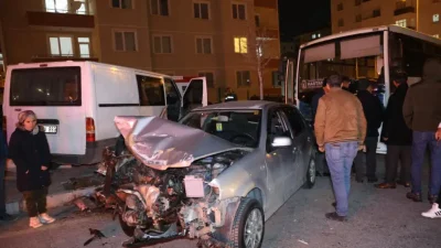 Nevşehir’de alkollü bir sürücünün direksiyon hakimiyetini kaybederek park halindeki araçlara