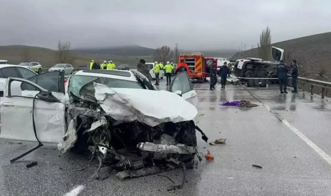Konya’da kontrolden çıkarak karşı şeride geçen otomobilin, hafif ticari araçla